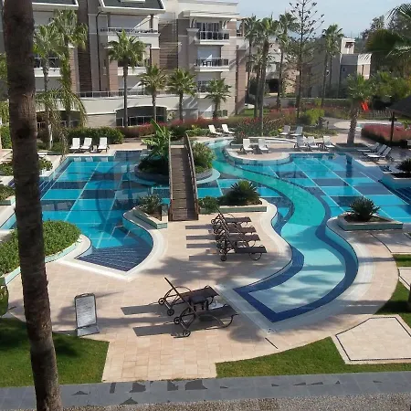Tropical Gardens 2 Bed 2nd Floor アパート *