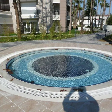 Tropical Gardens 2 Bed 2nd Floor シダ